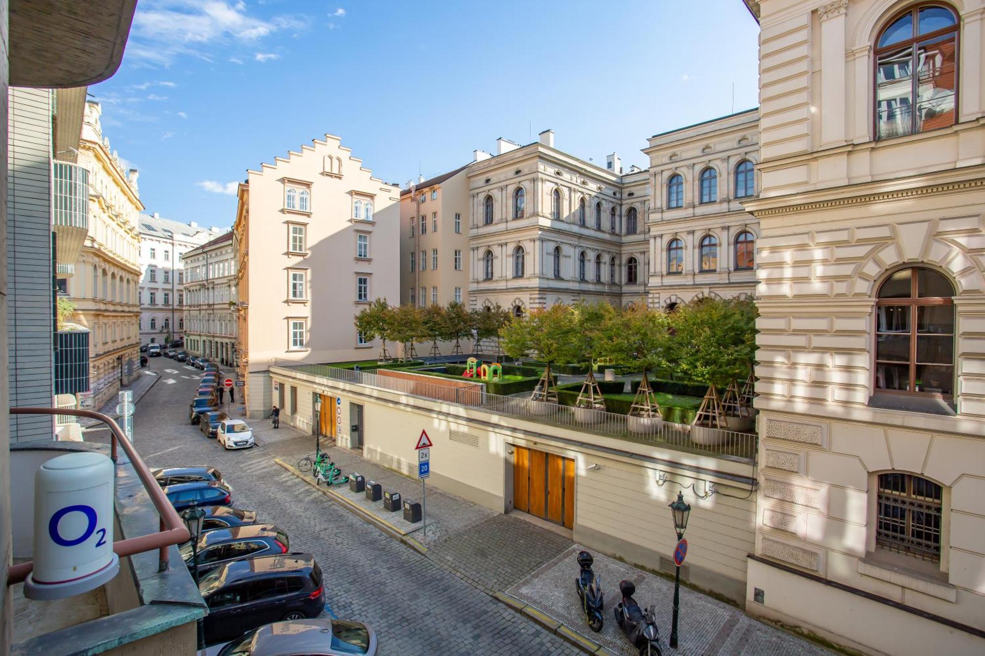 Apartment Academia *