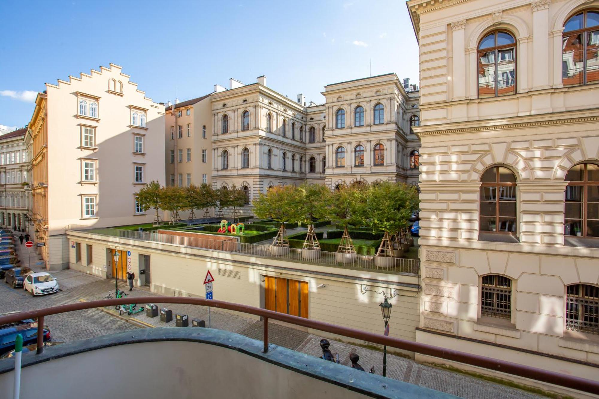 Apartment Academia *